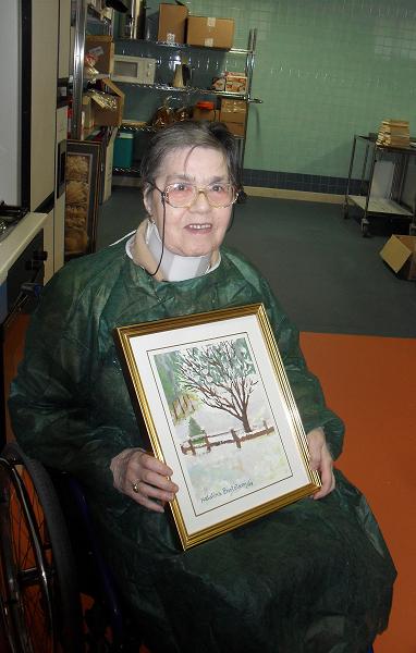 Natalina a un quadro in mano