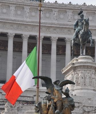 tricolore-a-mezzasta-per-lutto-nazionale_1239368380