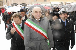 Il Sindaco di Modena entra in chiesa
