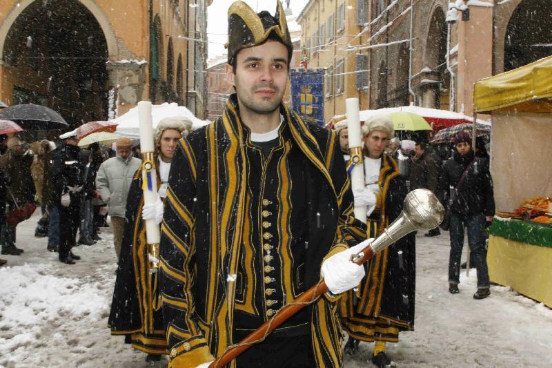 Il corteo con i valletti del Comune che portano i ceri e l'olio santo