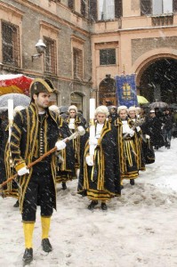 In mezzo alla neve, la tradizionale sfilata