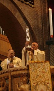 La benedizione con la reliquia del Santo
