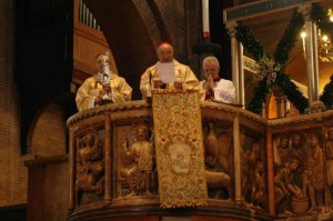 L'arcivescovo rivolge il suo saluto di commiato