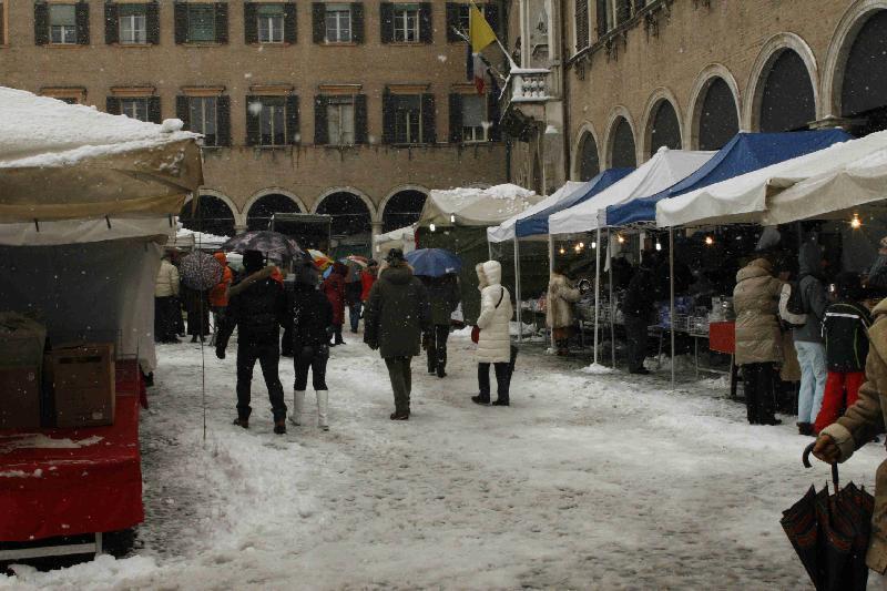 Le bancherelle della fiera di San Geminiano in piazza Grande