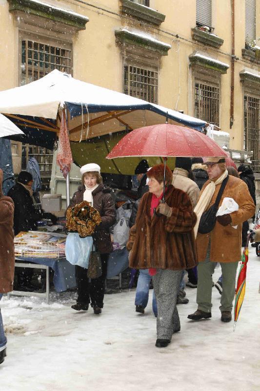 Ombrelli aperti, ma sempre una simpatica passeggiata  nella tradizione