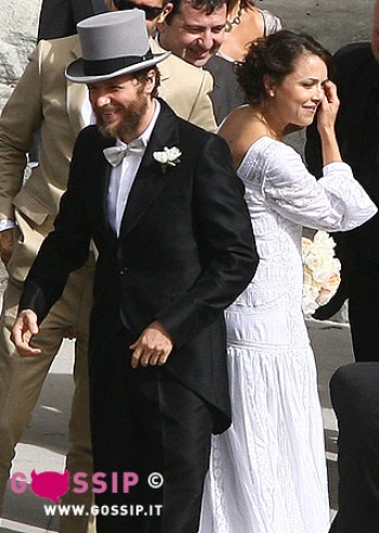 jovanotti_insieme_a_francesca_valiani_di_fronte_alla_chiesa_f668