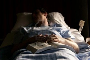 7205845-uomo-in-un-letto-d-ospedale