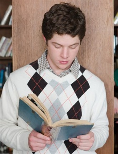 Giovane che legge un libro