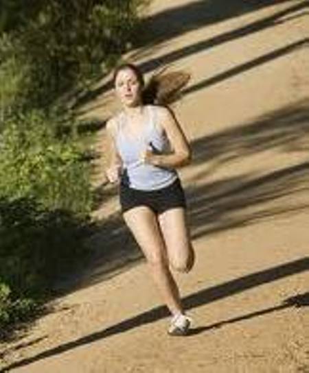 Ragazza cge fa jogging