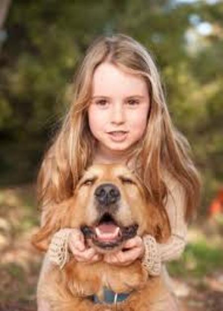 Bambina con il suo cane lupo