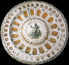 Faenza - Piatto smaltato con fig. mitologica