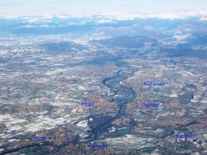 Visuale aerea del corso dell'Adda dal ramo di Lecco del lago di Como a Vaprio d'Adda,