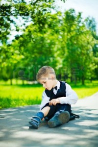 bambino che si è slogato la cvigklia