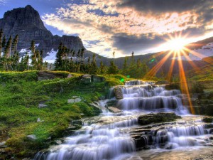 cascata-illuminata-dal-sole