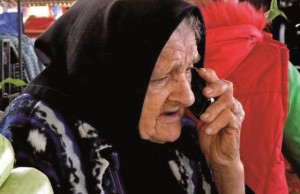 anziana_al_cellulare