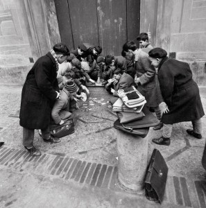 1960. Ragazzi giocano con le figurine “Panini” della collezione “Calciatori”. Foto Walter Breveglieri  Agli inizi degli anni ’ 60 Benito e Giuseppe Panini, che hanno fondato a Modena l’Agenzia Distribuzione Giornali Fratelli Panini, acquistano a Milano un lotto di vecchie figurine invendute delle edizioni milanesi “Nannina” e le mettono in vendita in bustine con due figurine ciascuna a 10 lire. Il successo è enorme e inaspettato: 3 milioni  di bustine vendute. L’anno successivo i Panini decidono di fare tutto con i loro mezzi, stampando le figurine e creando anche il primo album per la loro raccolta. Le bustine vendute saranno 15 milioni. Era nata la collezione “Calciatori”.