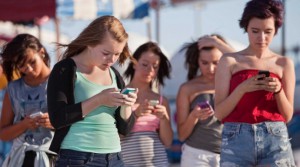 people-looking-at-phones-4-e1434445750358