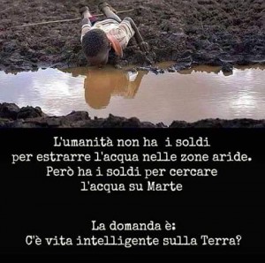 Bimbo che beve acqua in pozzanghera
