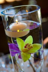 Bicchiere-dacqua-con-orchidea-immersa-e-candela-galleggiante